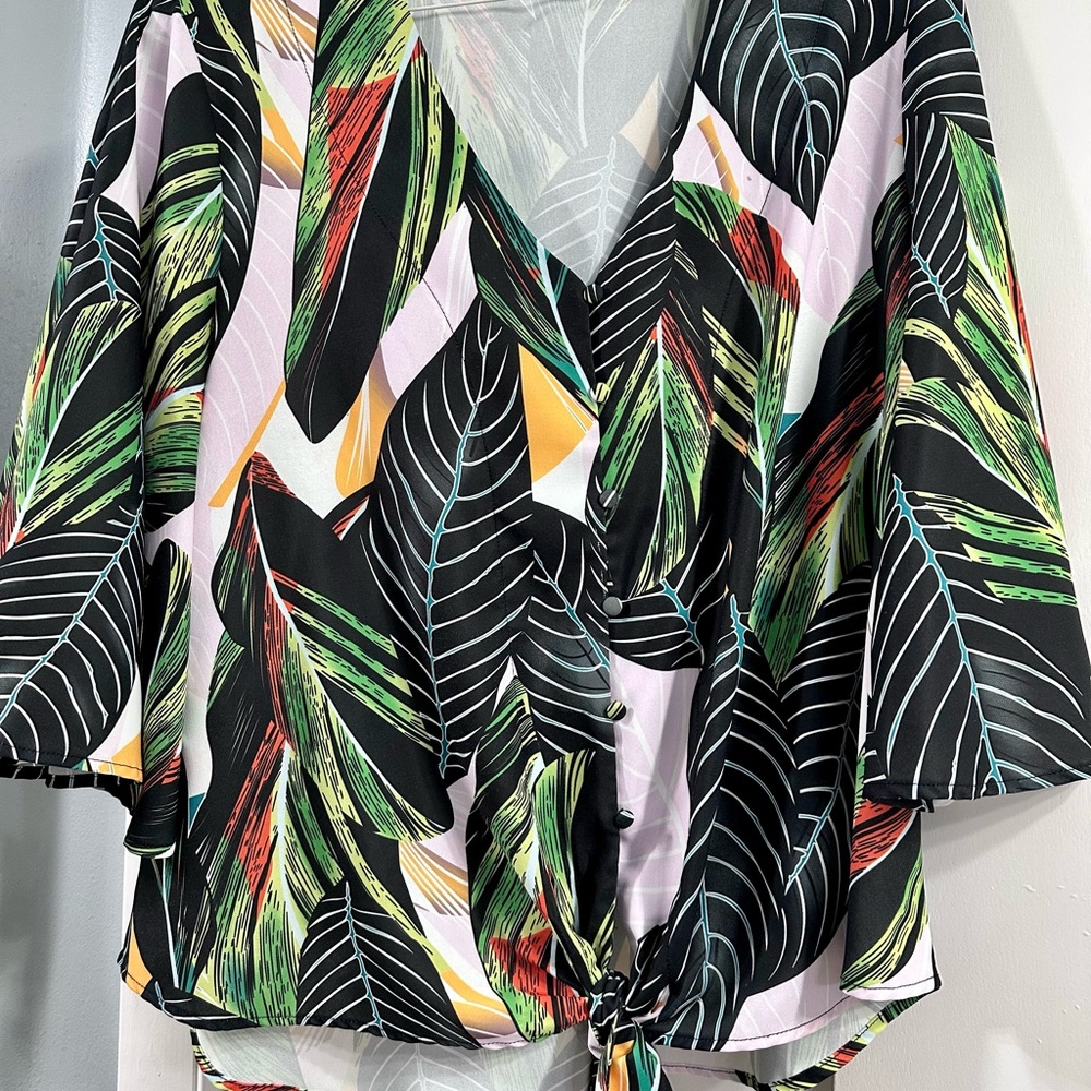 Women’s Tops - Picture 5 of 10